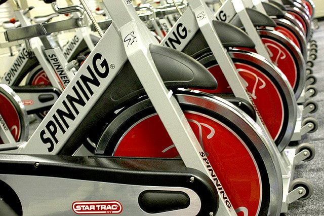 El spinning es un tipo de gimnasia que se practica sobre una bicicleta estática y consiste en alternar la intensidad de la pedaleada en sucesivas secuencias de duración.  